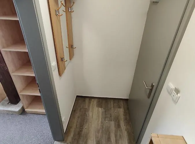 Stara Skola * Mezná